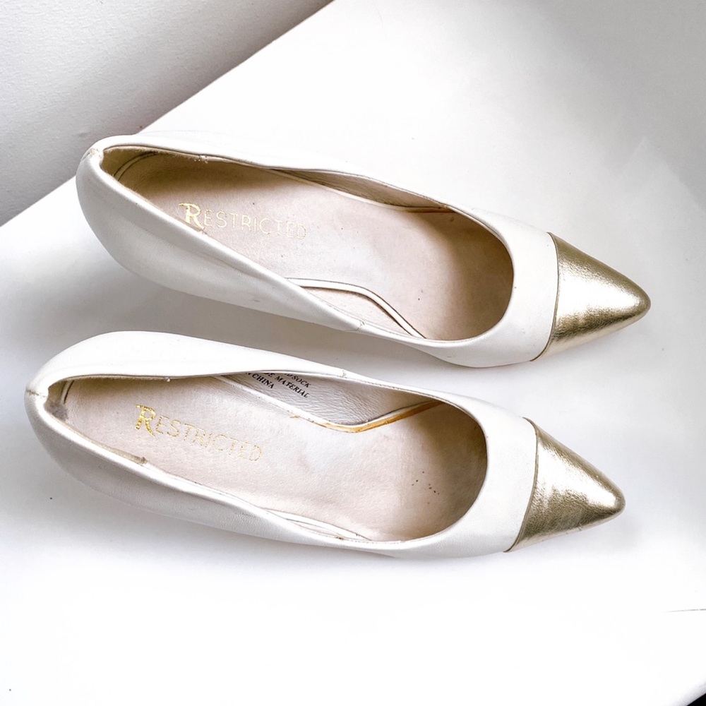 🐚 RESTRICTED WHITE GOLD LEATHER POINTED TOE CLASSIC PUMPS!